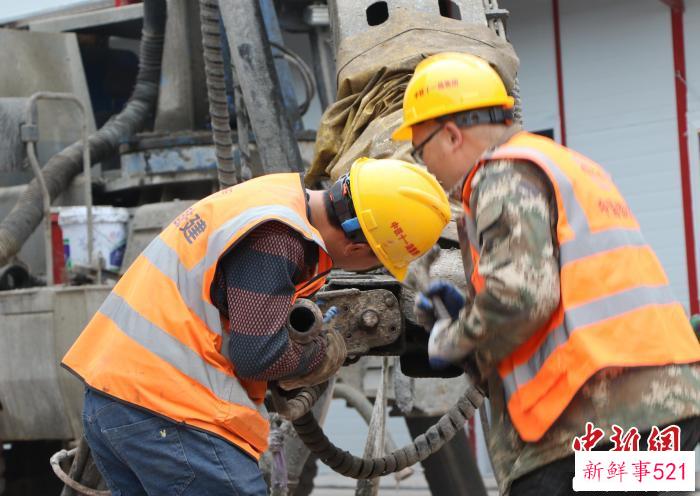 图为工人正在作业。　京昆高速铁路西昆有限公司供图