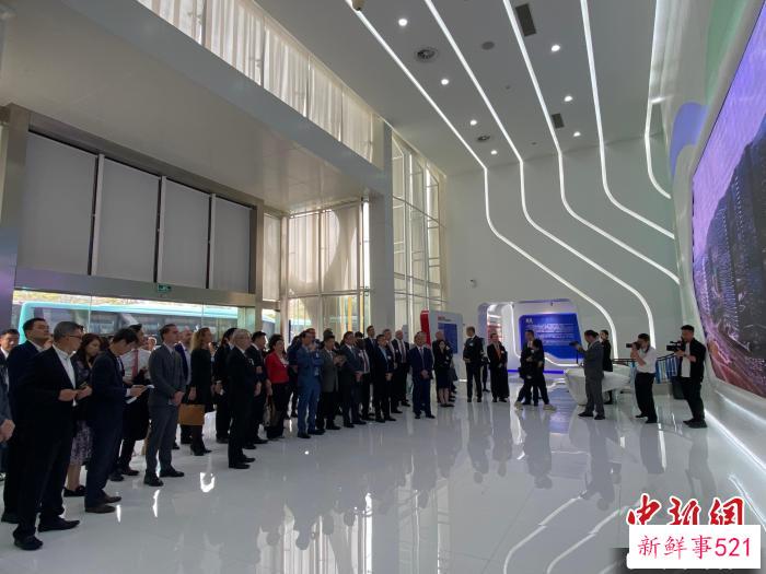 参访团到访横琴粤澳深度合作区规划展厅。　魏华都 摄