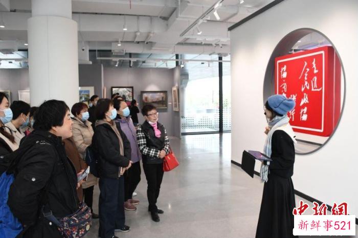 市民群众在实践中心参观。　杭州政协 供图