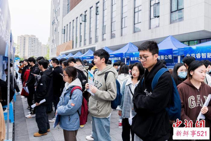 图为络绎不绝的求职者。　黄维正 摄