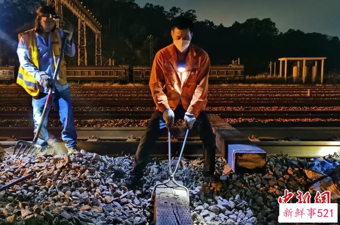 作业人员正在更换木枕 蓝志金 摄