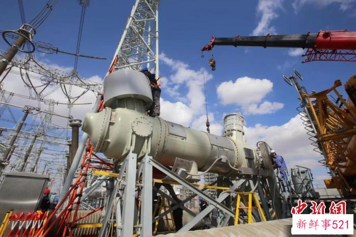 工作人员正对交流滤波器开关进行改造。　王前喜 摄