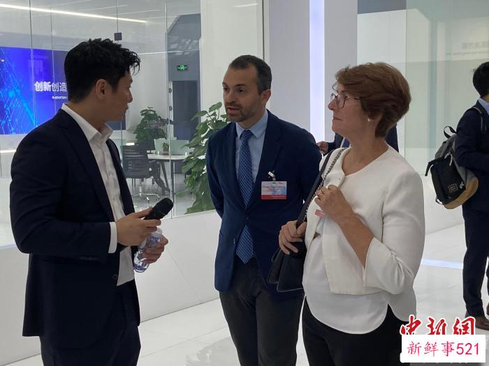 外国团员与企业人员交流。　魏华都 摄