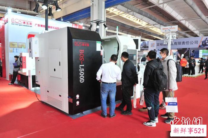 参展商在向观展者介绍设备。　高龙安 摄