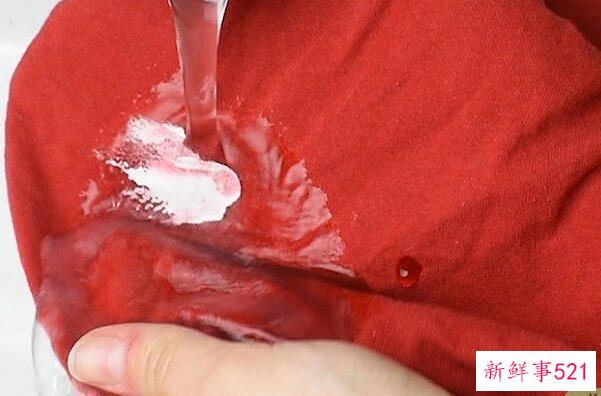 如何去除油漆污渍？清凉油涂在衣服上 猪油去除油漆污渍很有效