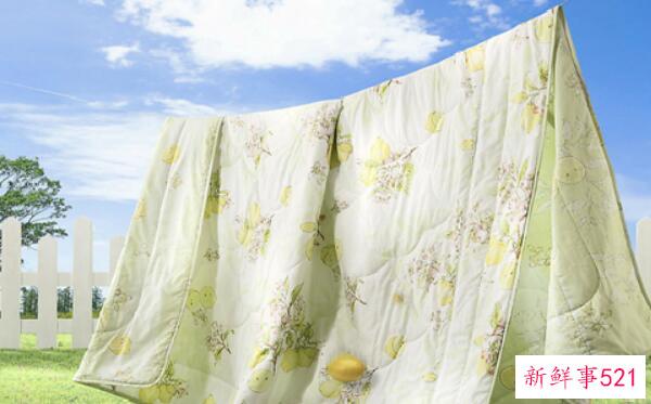 夏天晒被子多长时间合适 1-2小时(中午晒效果好)