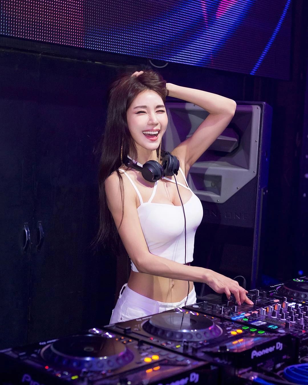 她37岁踏进“夜店”成为最火女DJ