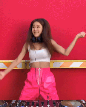 她37岁踏进“夜店”成为最火女DJ