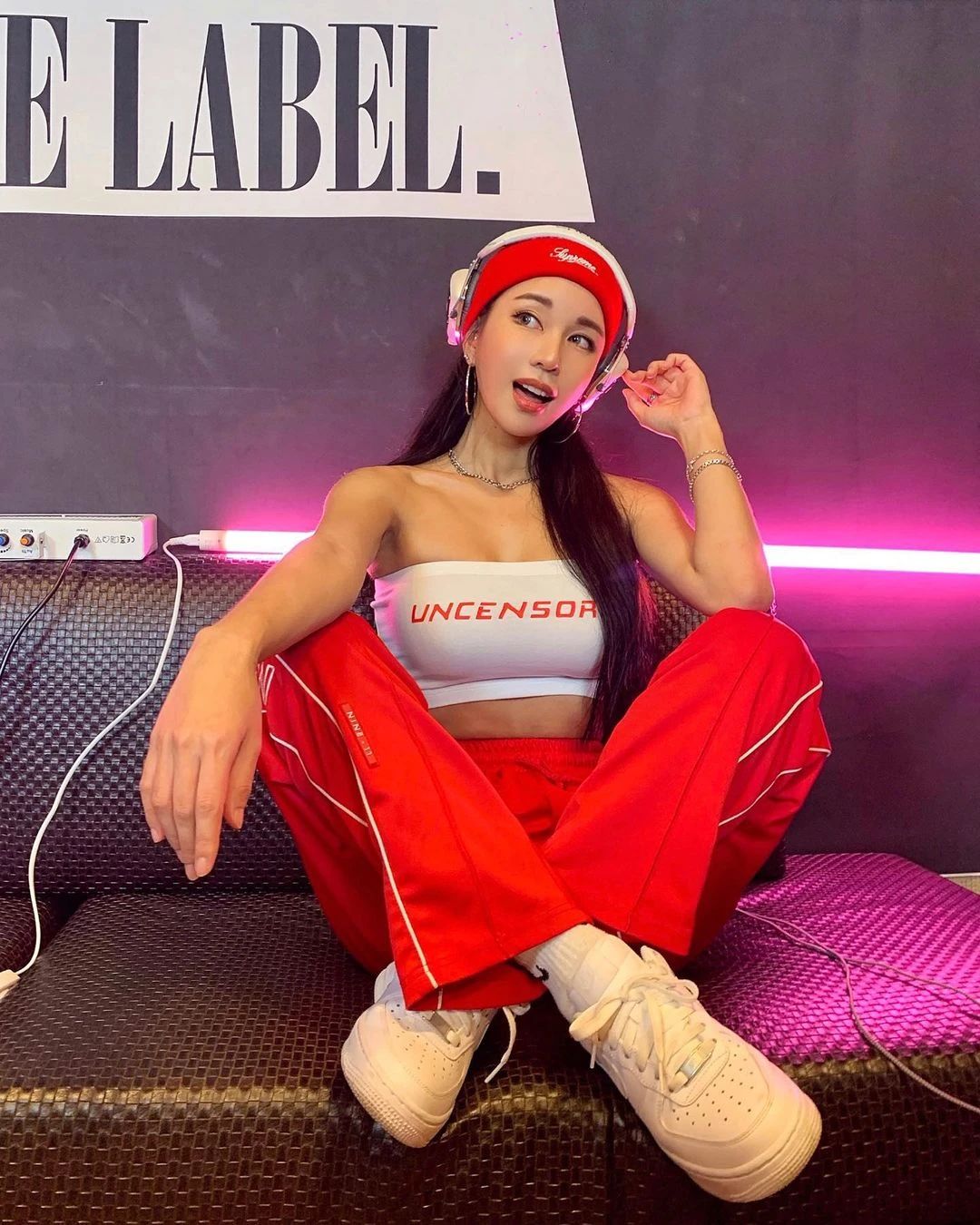 她37岁踏进“夜店”成为最火女DJ