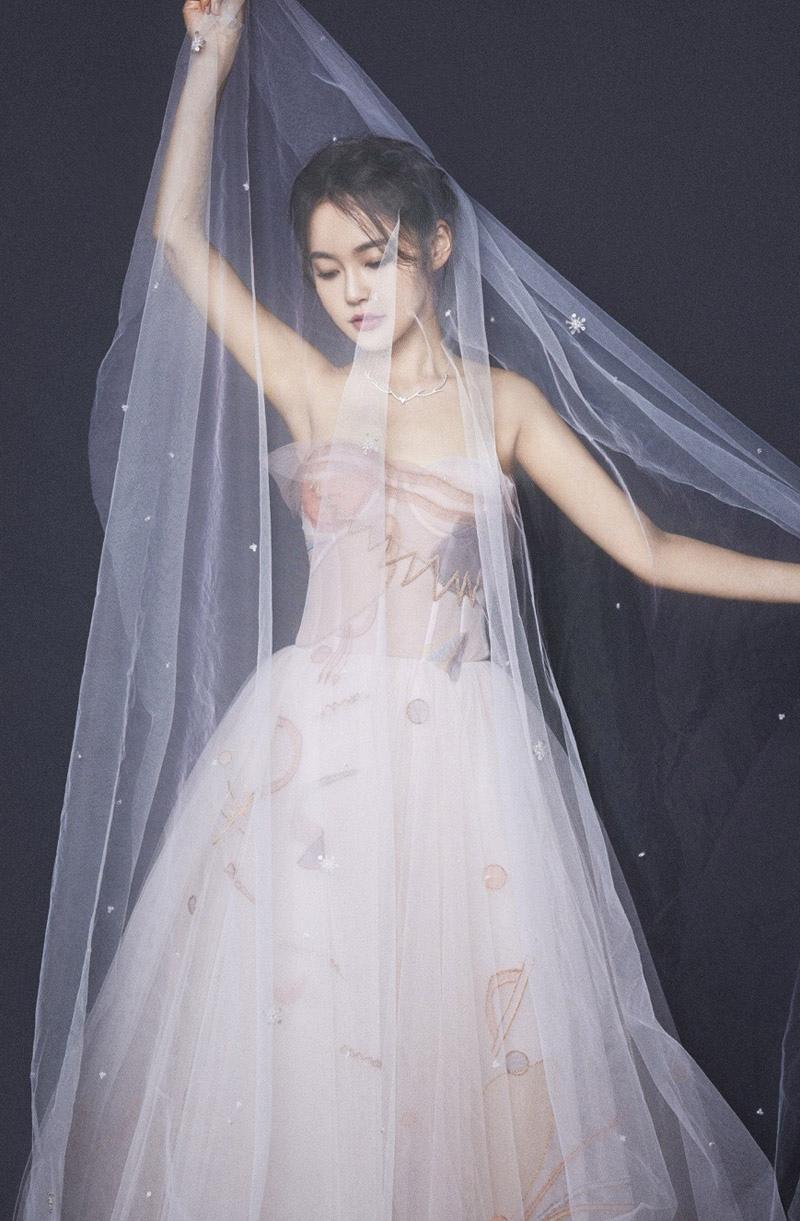 张佳宁唯美优雅生日写真图片