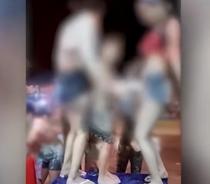 泰国2名性感舞女公然对10岁男孩做不雅行为