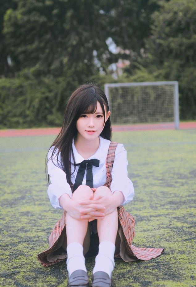 塑胶跑道上的性感学生妹楚楚动人