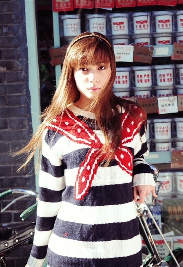 秋天阳光下的娇羞女生写真