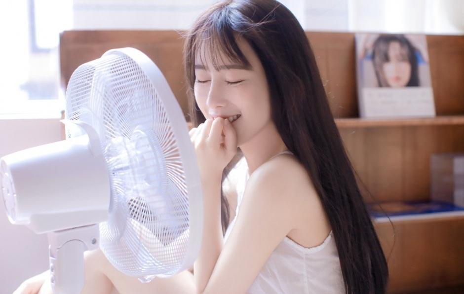 肤白胜雪白色吊带氧气型美女唯美清新家居性感写真