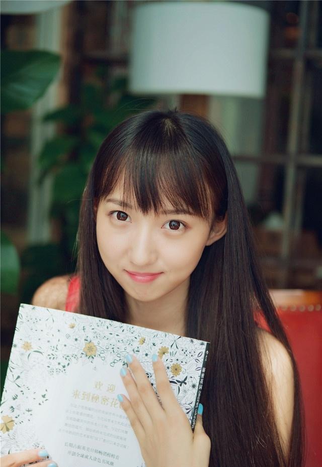 圆脸大眼可爱少女秘密花园唯美写真