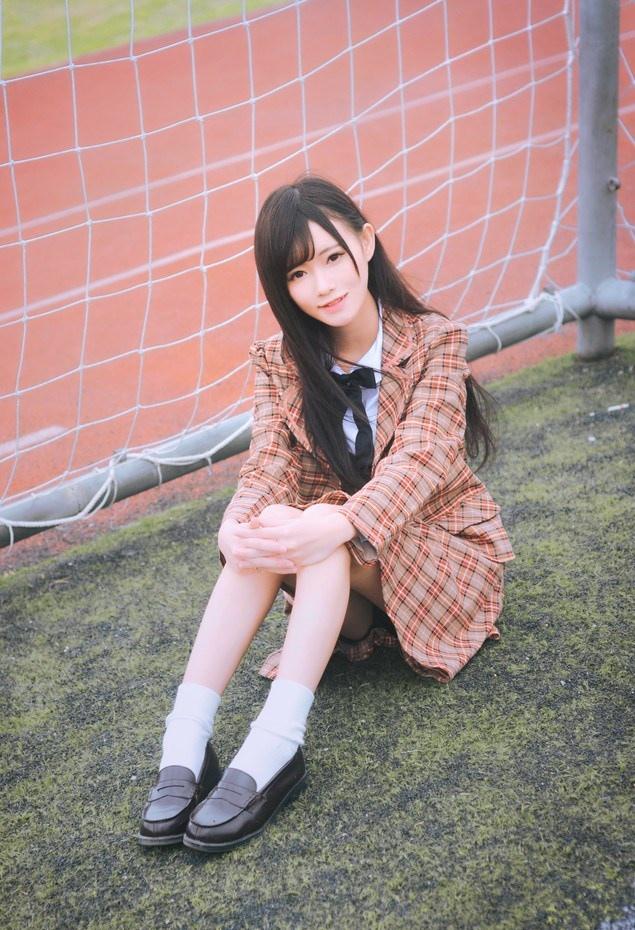 塑胶跑道上的性感学生妹楚楚动人