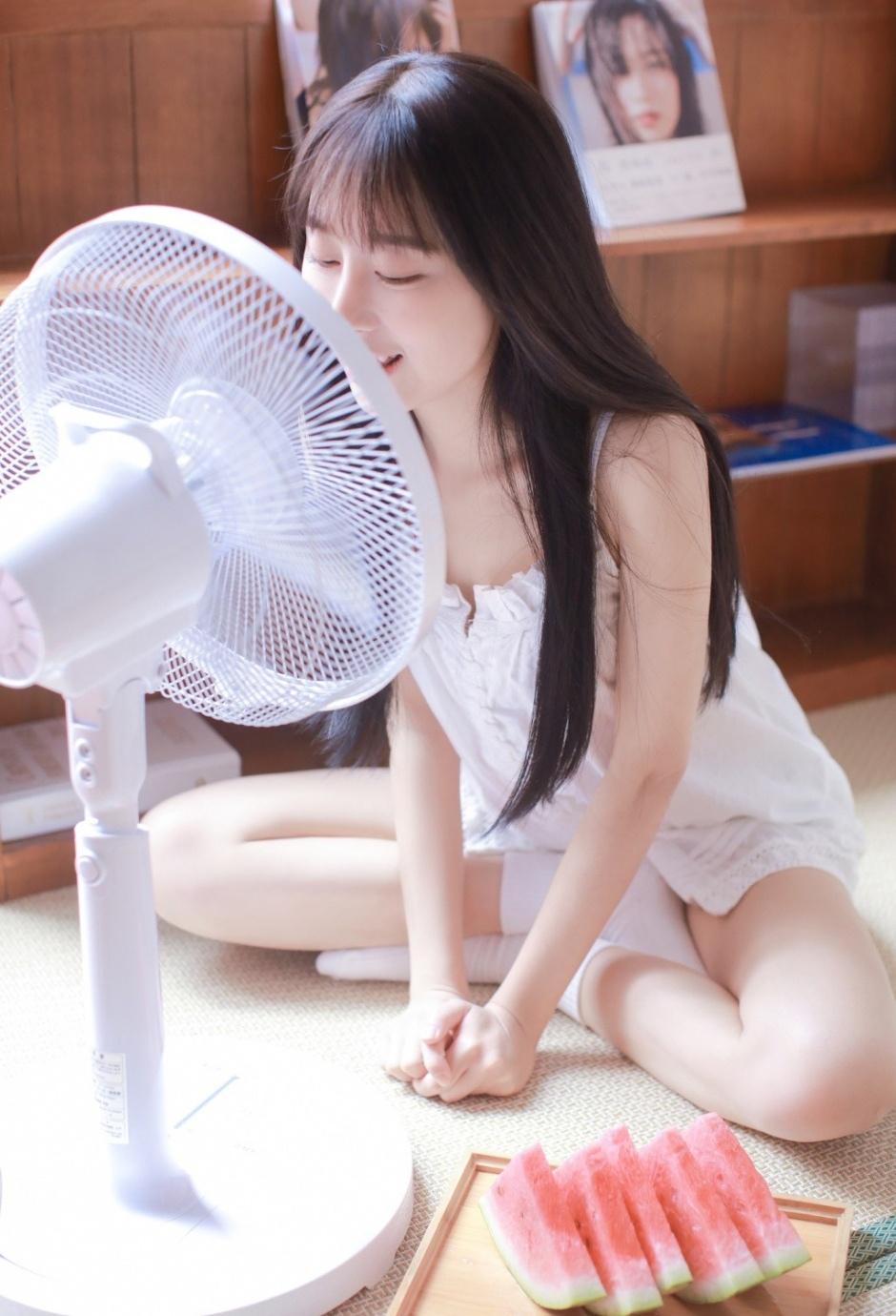 肤白胜雪白色吊带氧气型美女唯美清新家居性感写真