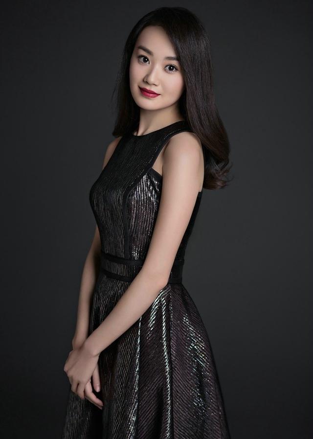 战菁一优雅写真红唇浅笑尽显妩媚写真