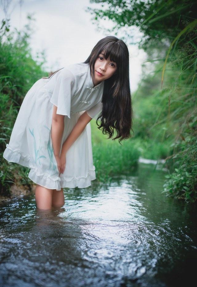 白裙性感萌妹邀你一起去乡下度假