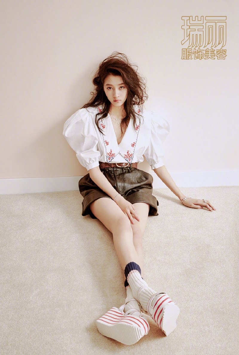 关晓彤时尚慵懒写真图片