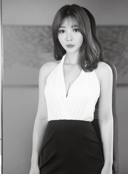 性感女王柳岩写真露深沟显妖娆