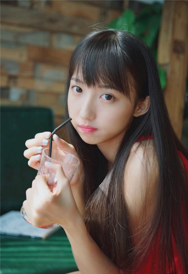 圆脸大眼可爱少女秘密花园唯美写真