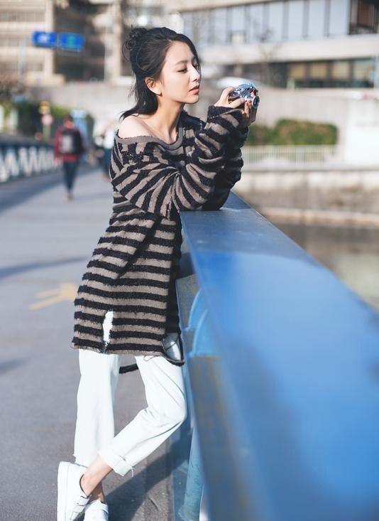 佟丽娅瑞士休闲街拍美出新高度