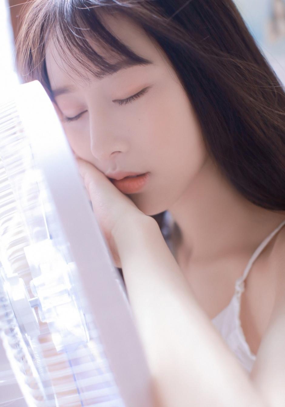 肤白胜雪白色吊带氧气型美女唯美清新家居性感写真