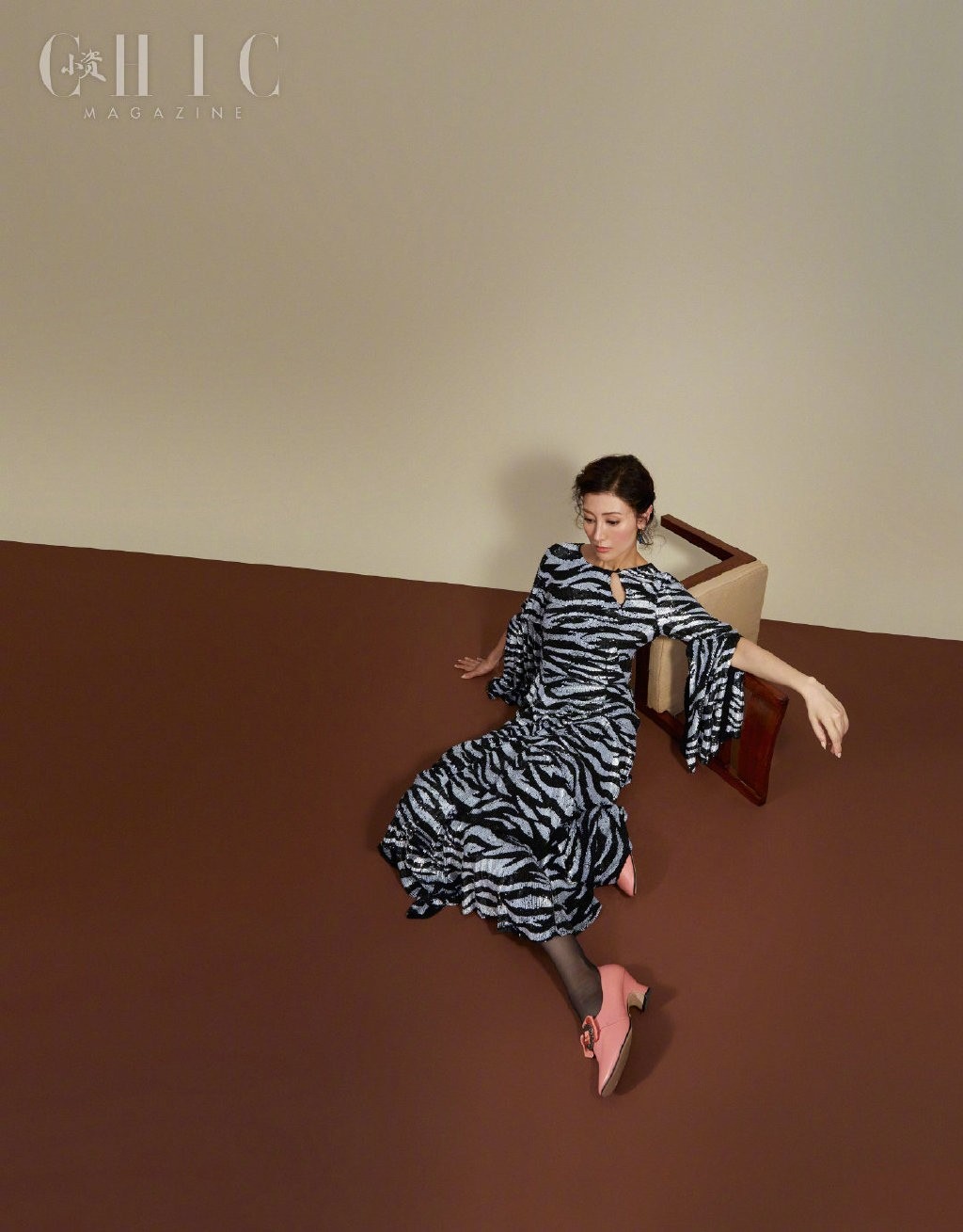 李嘉欣红色紧身皮大衣性感优雅成熟时尚写真