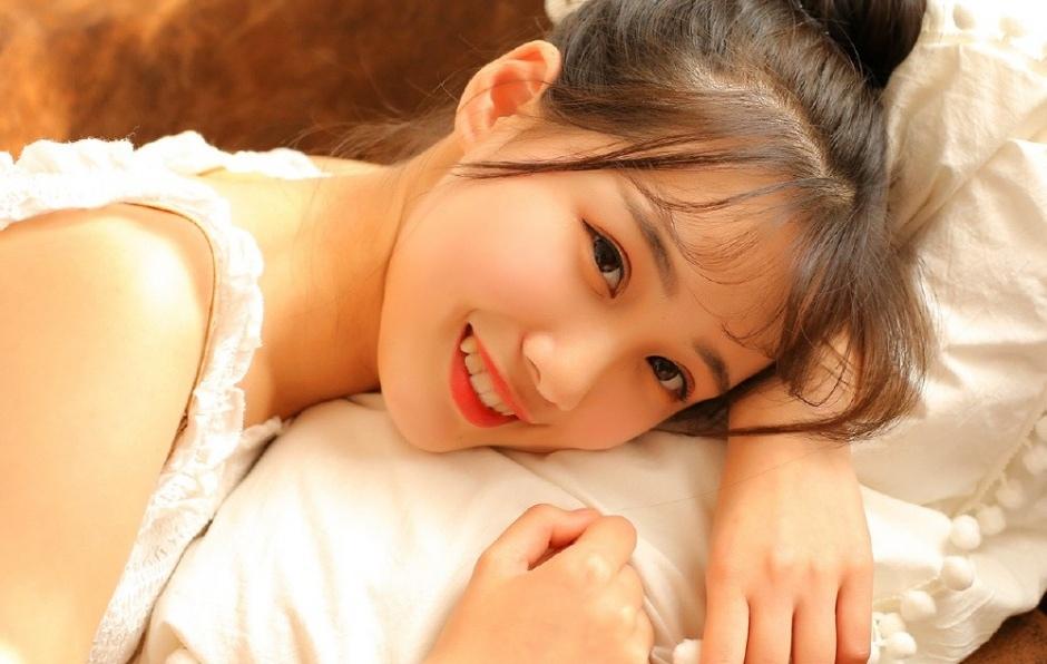 青春美少女蕾丝吊带酥胸诱惑修长美腿气质性感写真