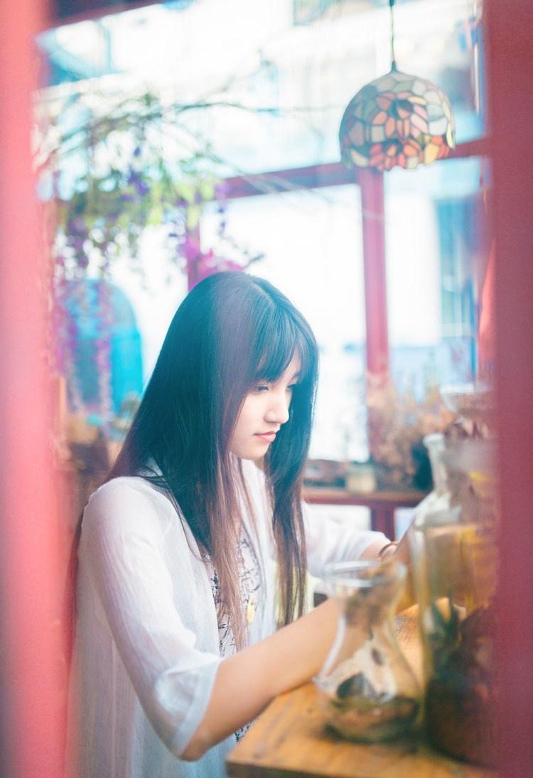 长发知性女神文艺街拍写真