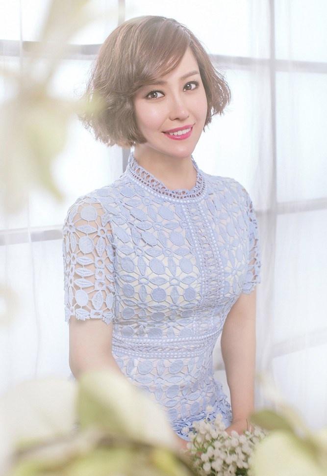 陈诗妮优雅温婉曝光春日写真