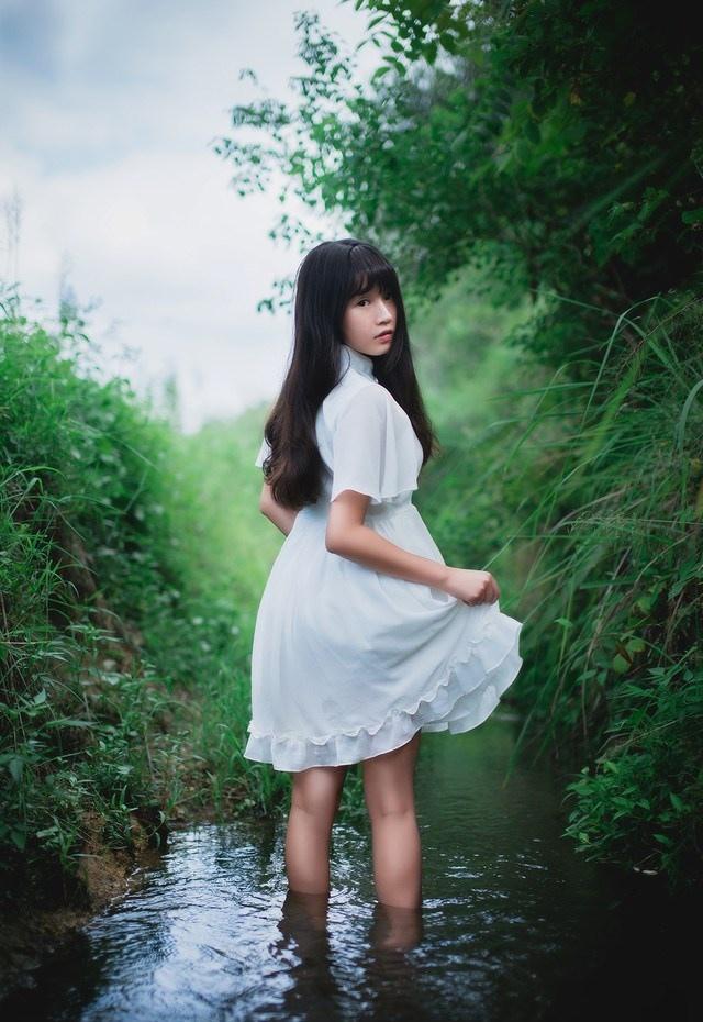 白裙性感萌妹邀你一起去乡下度假