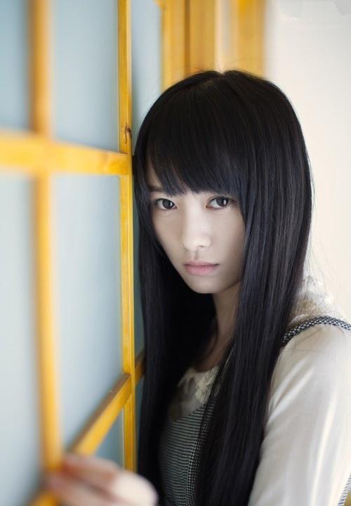 秋天阳光下的娇羞女生写真