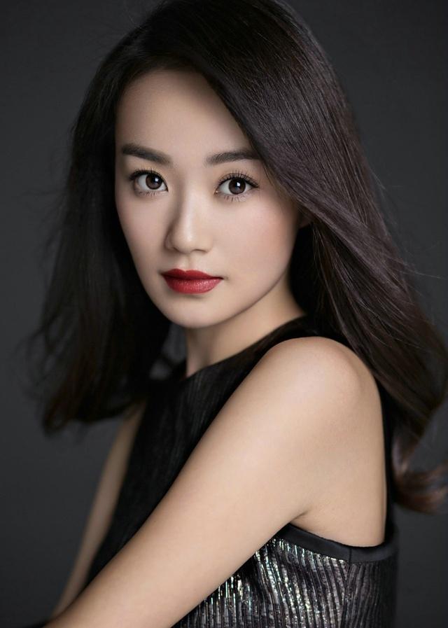 战菁一优雅写真红唇浅笑尽显妩媚写真