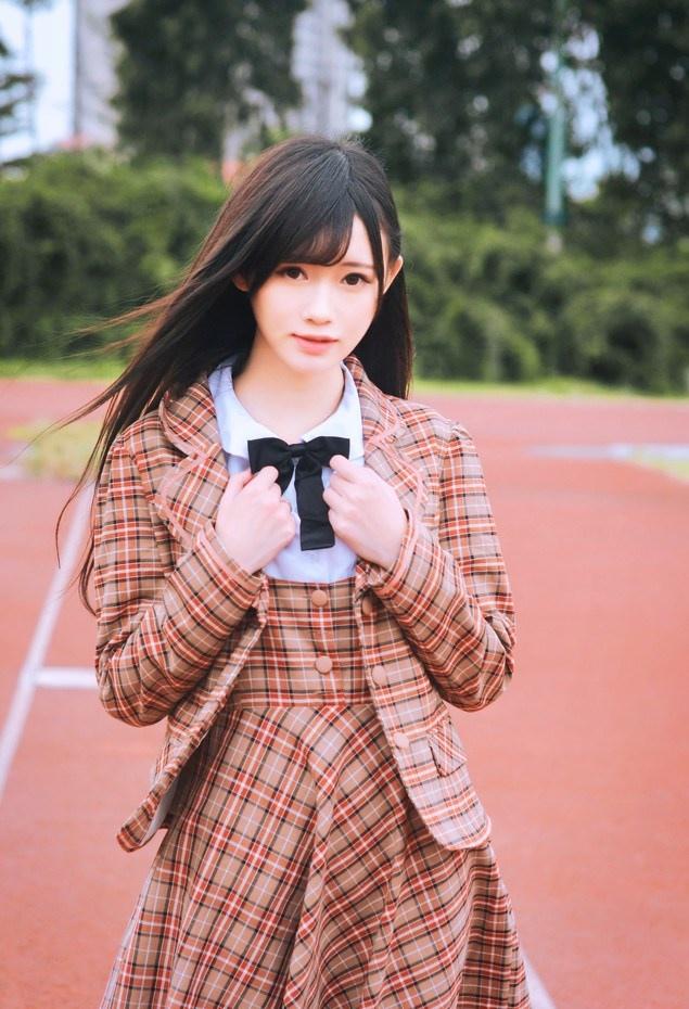 塑胶跑道上的性感学生妹楚楚动人