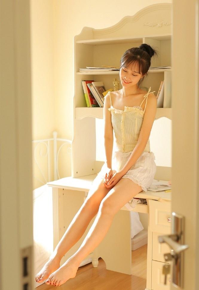 青春美少女蕾丝吊带酥胸诱惑修长美腿气质性感写真
