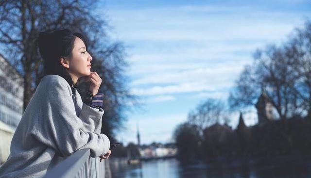 佟丽娅瑞士休闲街拍美出新高度