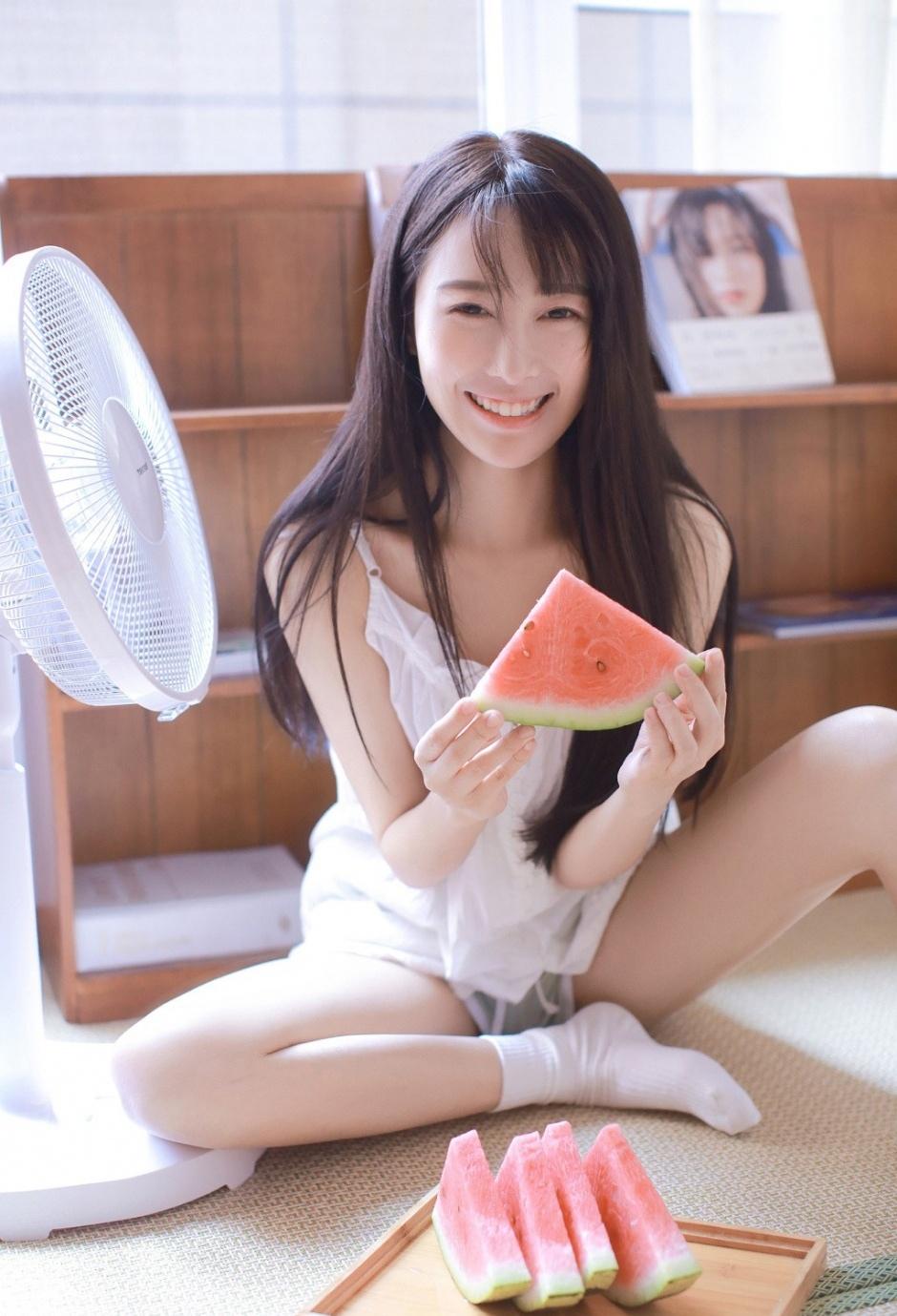 肤白胜雪白色吊带氧气型美女唯美清新家居性感写真