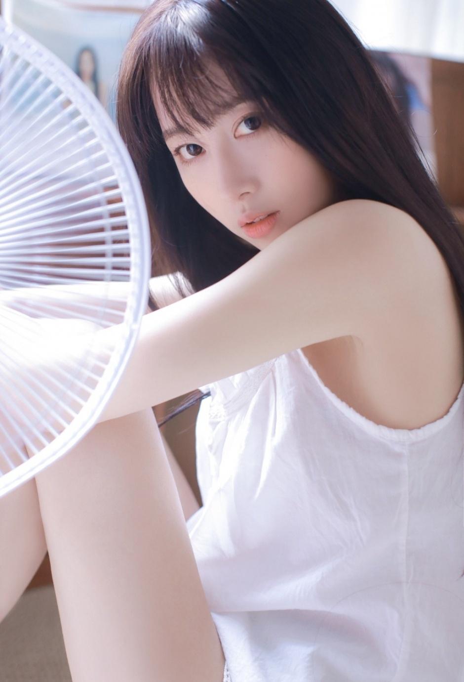 肤白胜雪白色吊带氧气型美女唯美清新家居性感写真