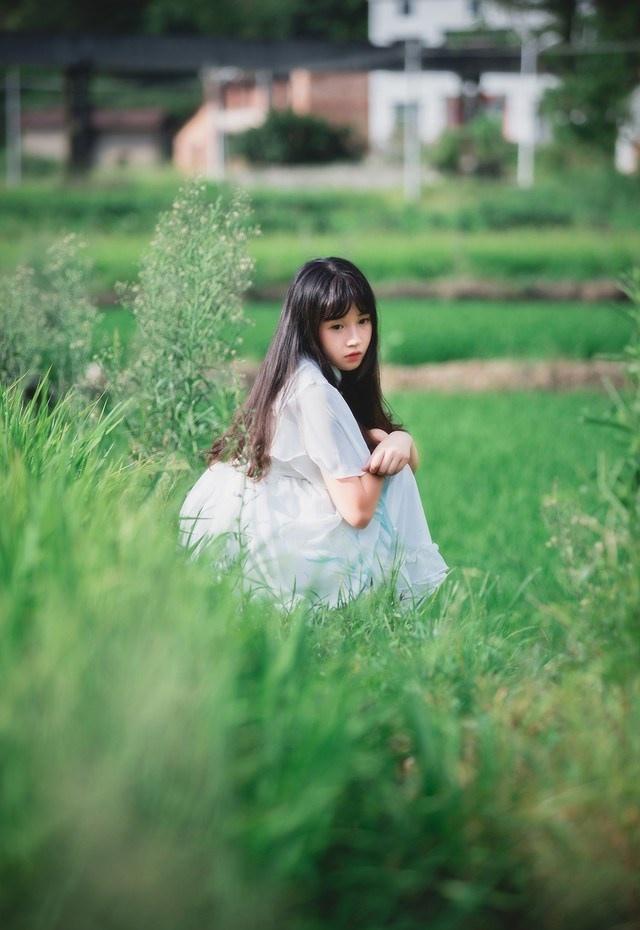 白裙性感萌妹邀你一起去乡下度假