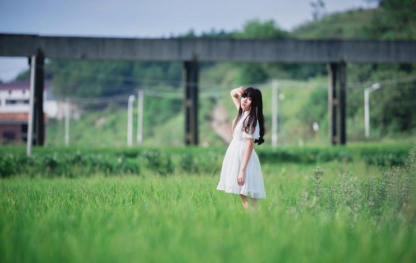 白裙性感萌妹邀你一起去乡下度假
