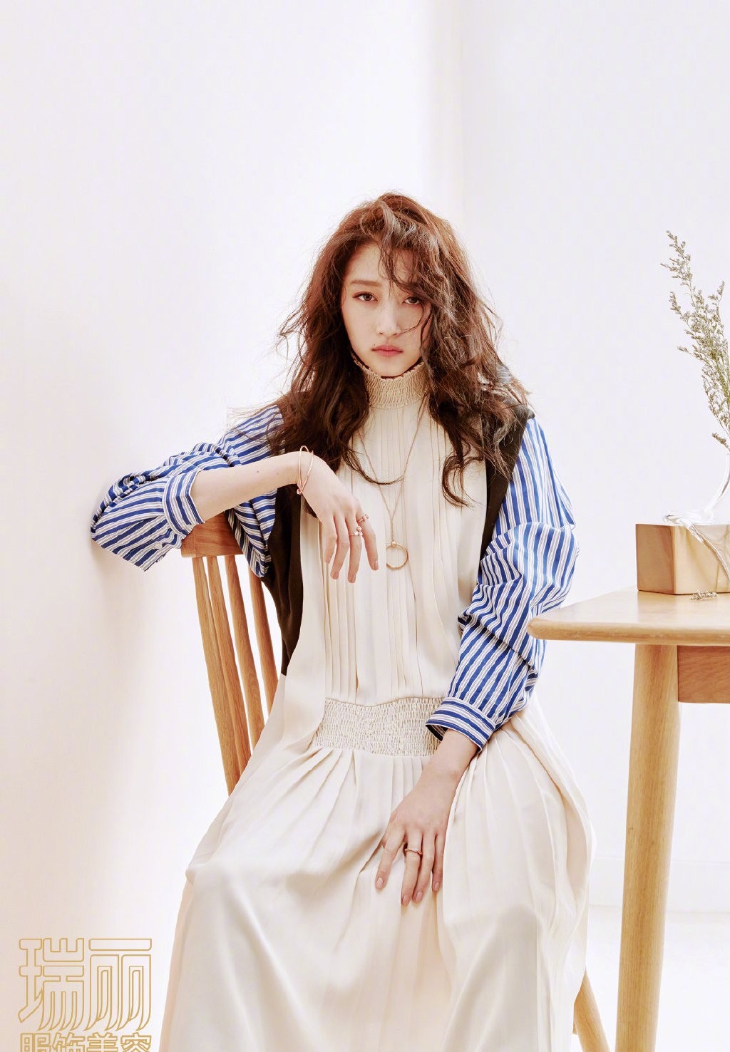 关晓彤时尚慵懒写真图片