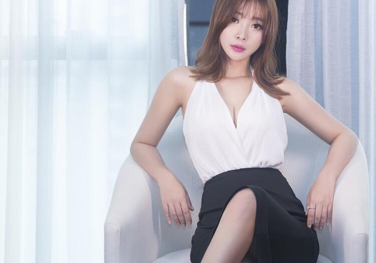 性感女王柳岩写真露深沟显妖娆