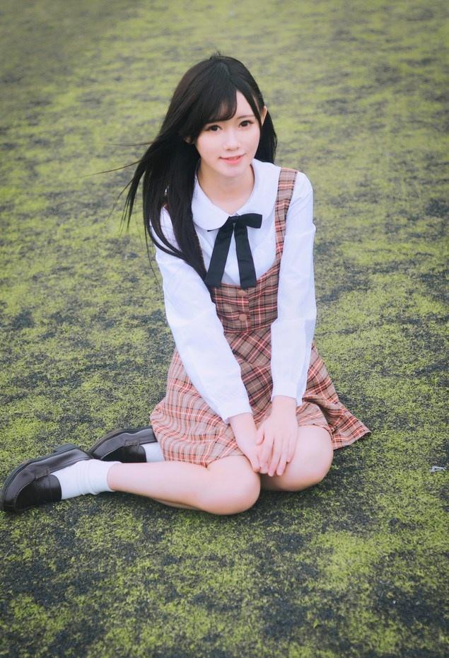 塑胶跑道上的性感学生妹楚楚动人