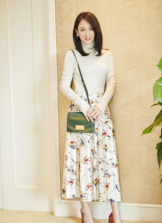 陈乔恩轻熟风亮相笑容迷人 展现优雅时尚魅力写真 陈乔恩轻熟风亮相笑容迷人 展现优雅时尚魅力写真