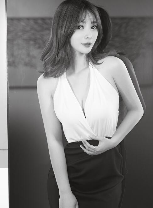 性感女王柳岩写真露深沟显妖娆