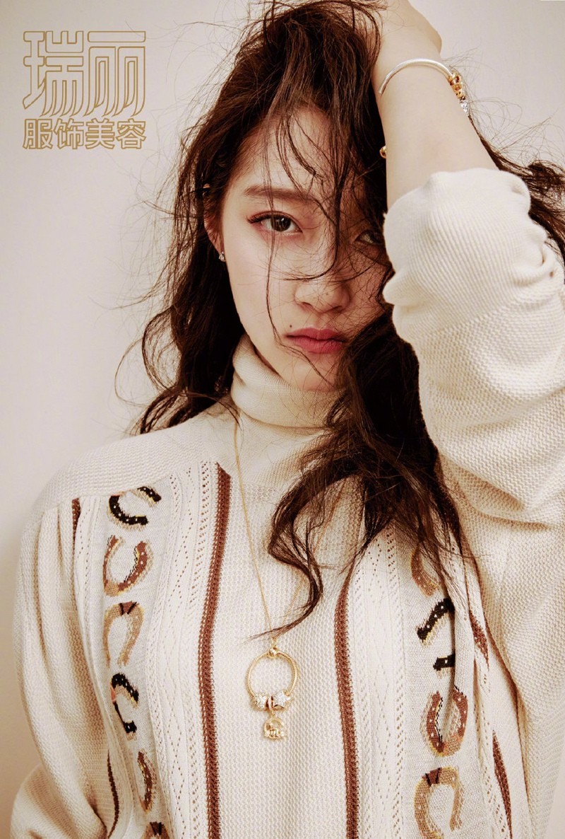 关晓彤时尚慵懒写真图片