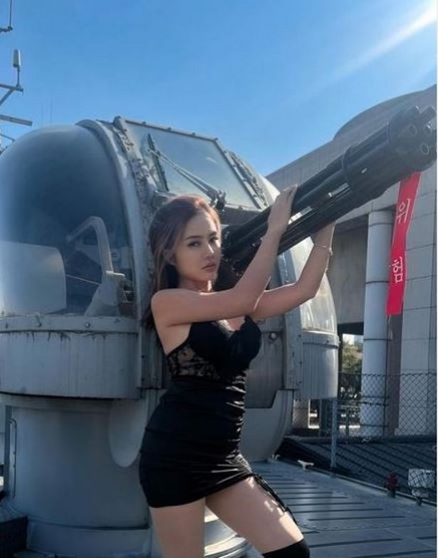 色情女星因裸胸亵渎韩国战争纪念馆 被驱逐出境