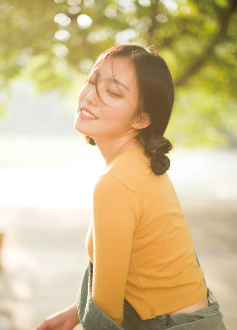 清新时尚美女户外自然随性笑容唯美时尚写真